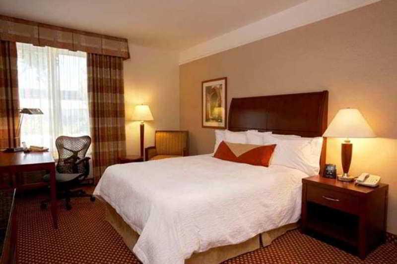Hilton Garden Inn Cincinnati/Шарънвил Екстериор снимка