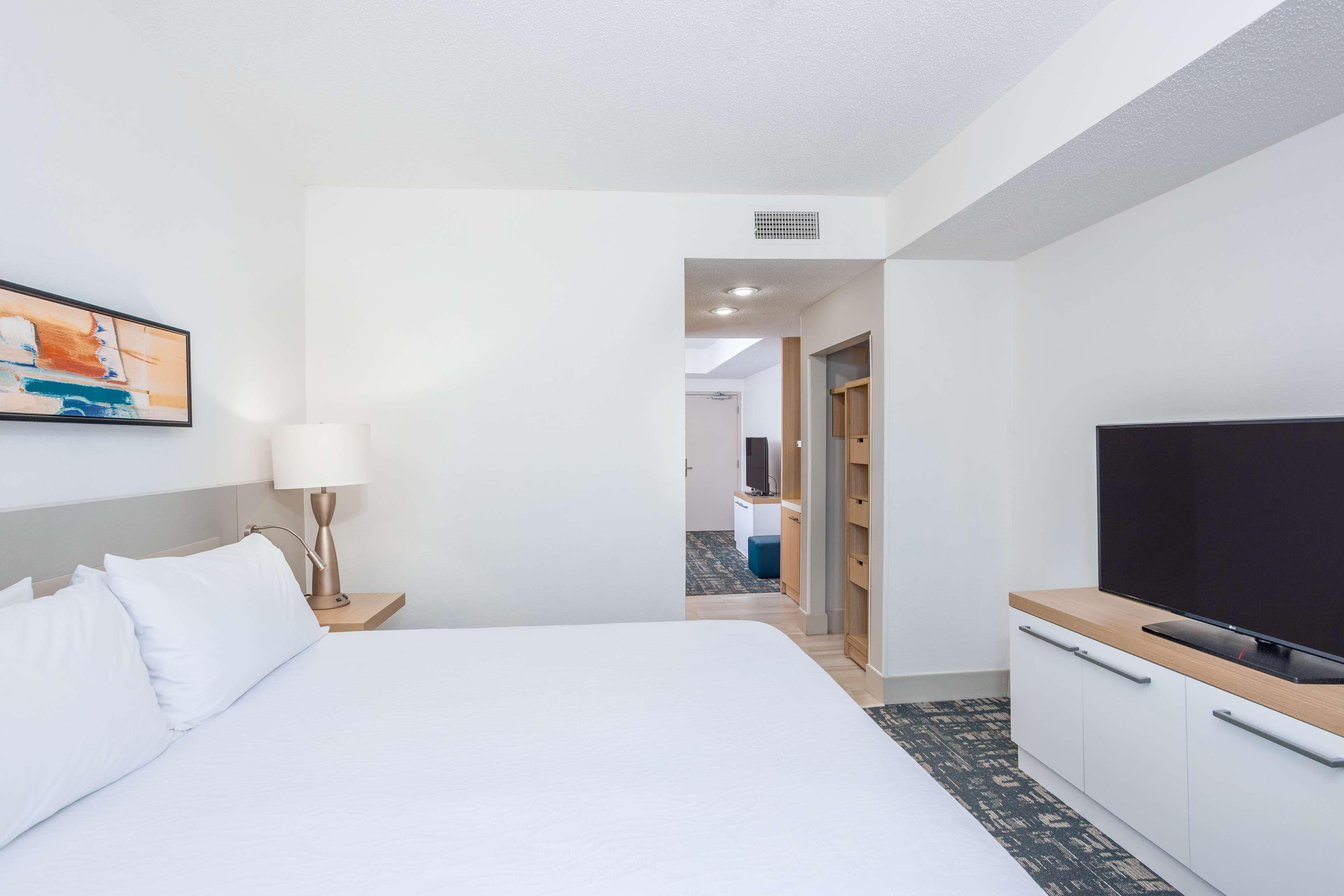 Hilton Garden Inn Cincinnati/Шарънвил Екстериор снимка