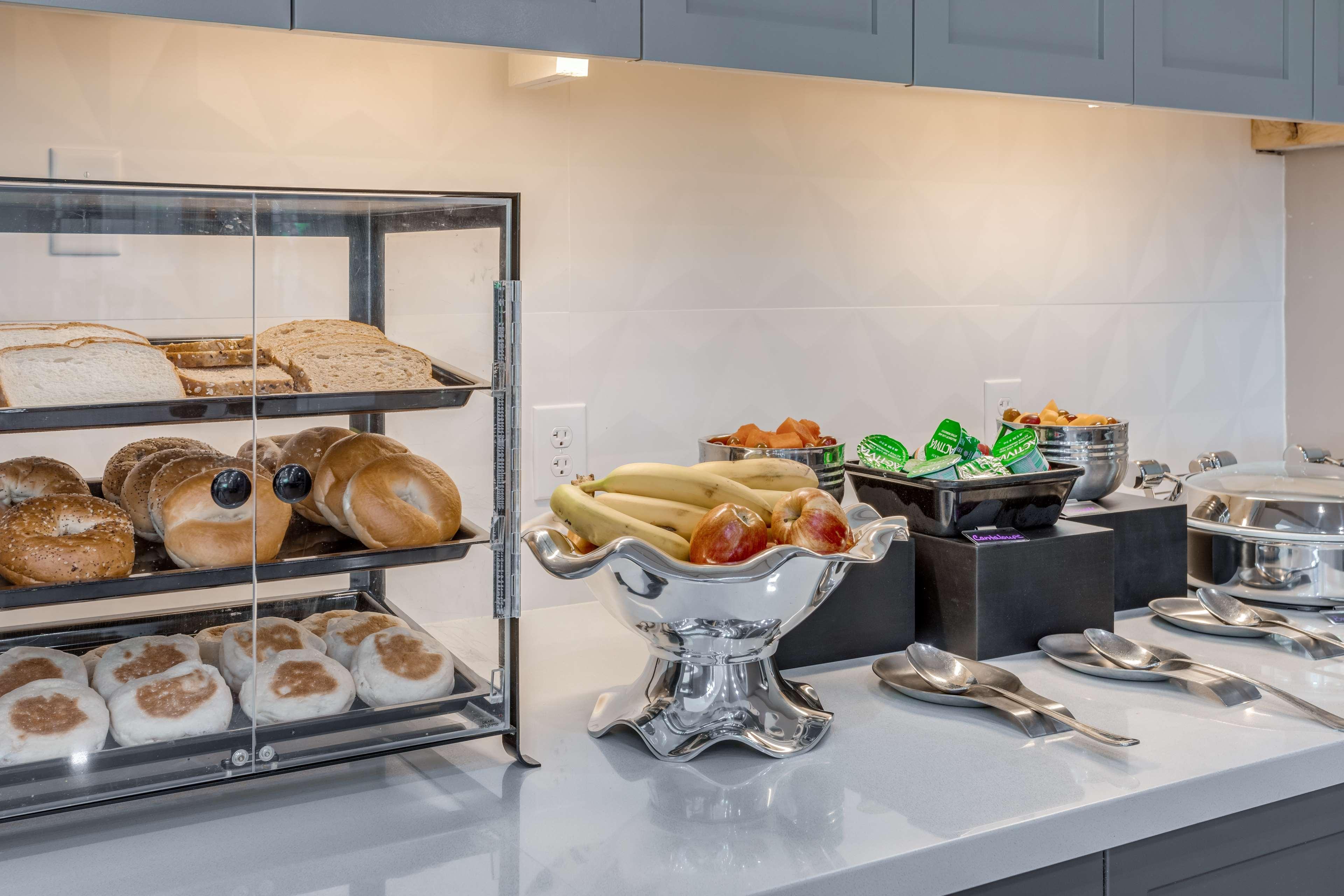 Hilton Garden Inn Cincinnati/Шарънвил Екстериор снимка
