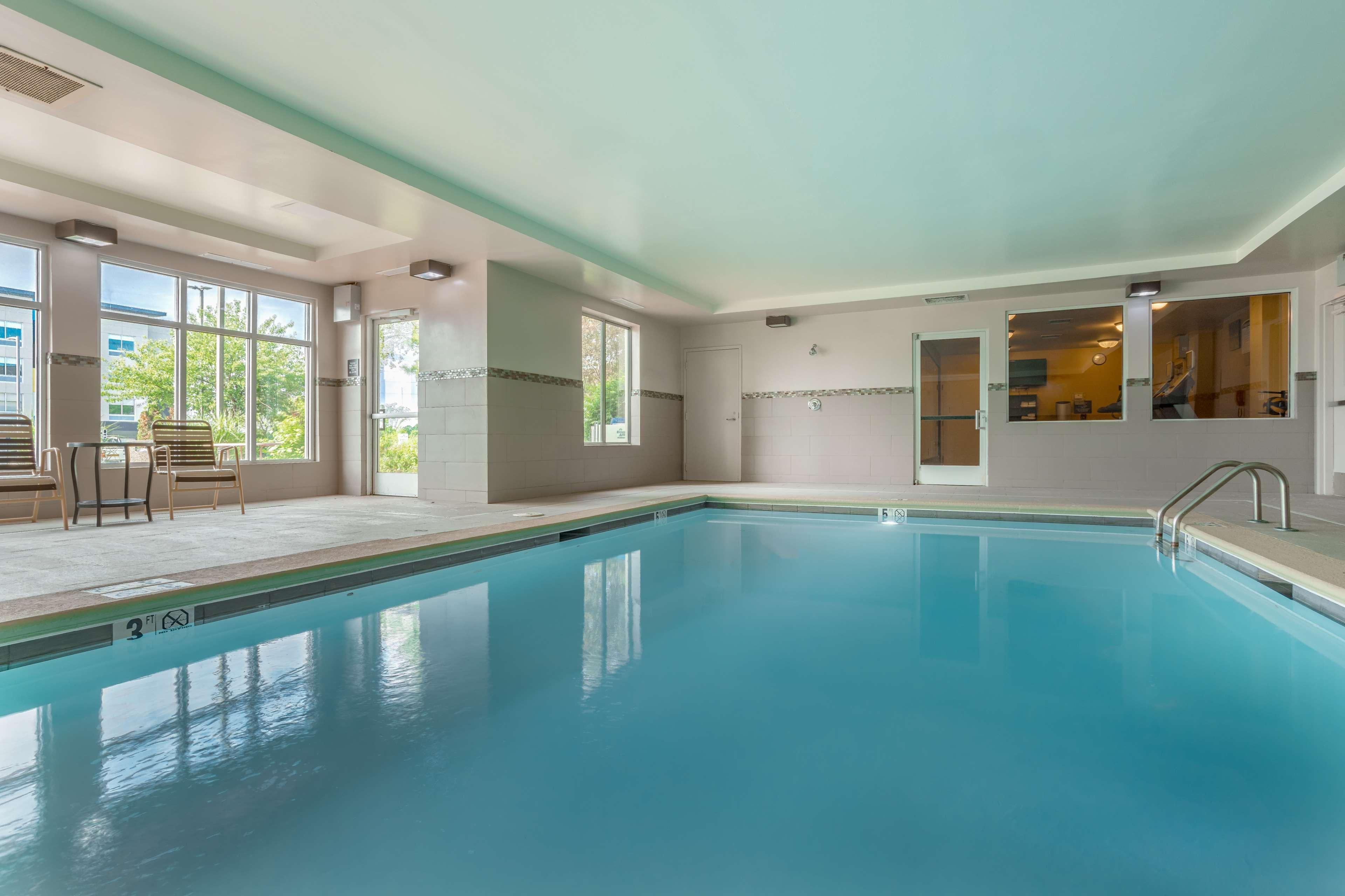 Hilton Garden Inn Cincinnati/Шарънвил Екстериор снимка