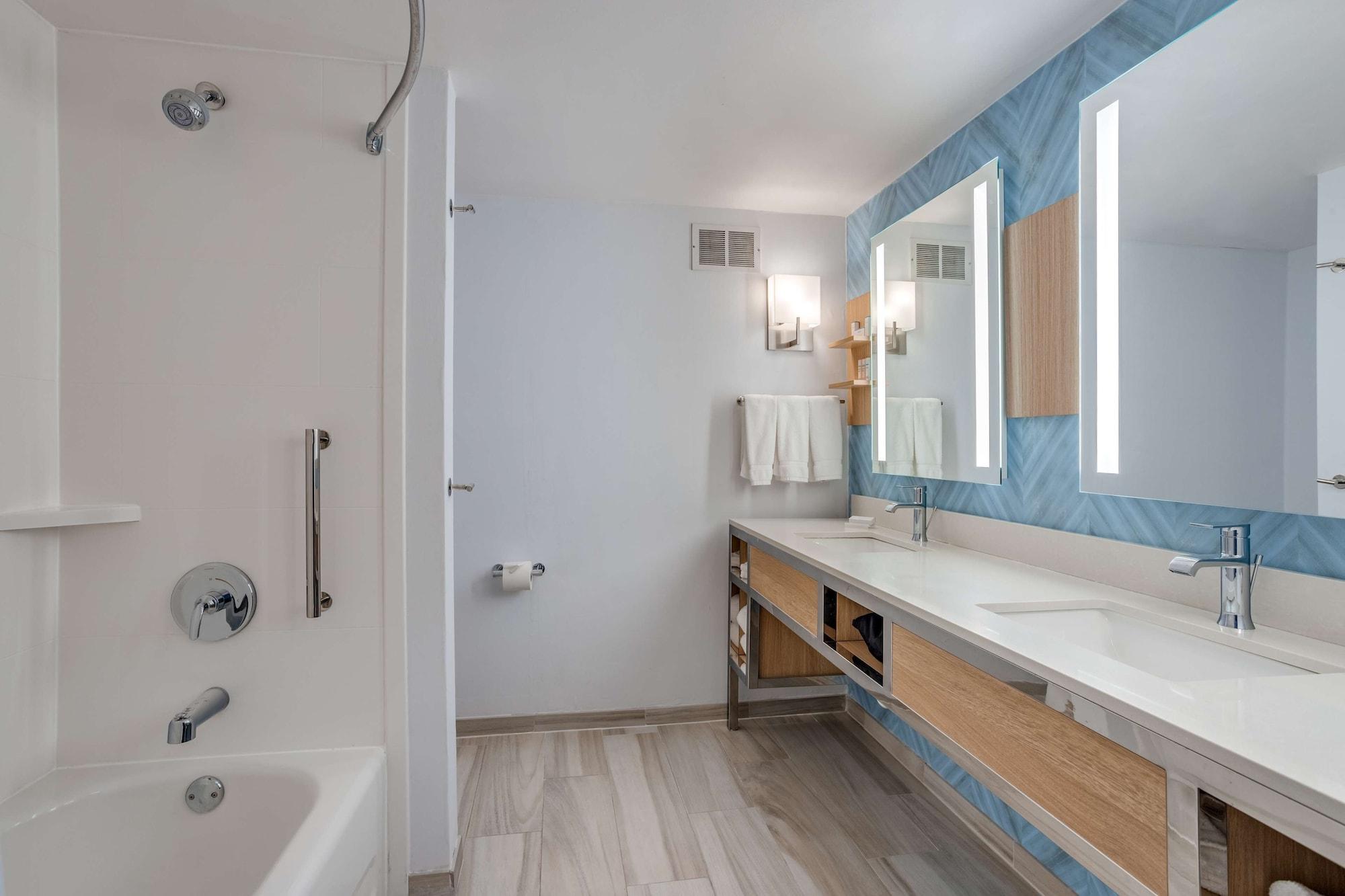 Hilton Garden Inn Cincinnati/Шарънвил Екстериор снимка