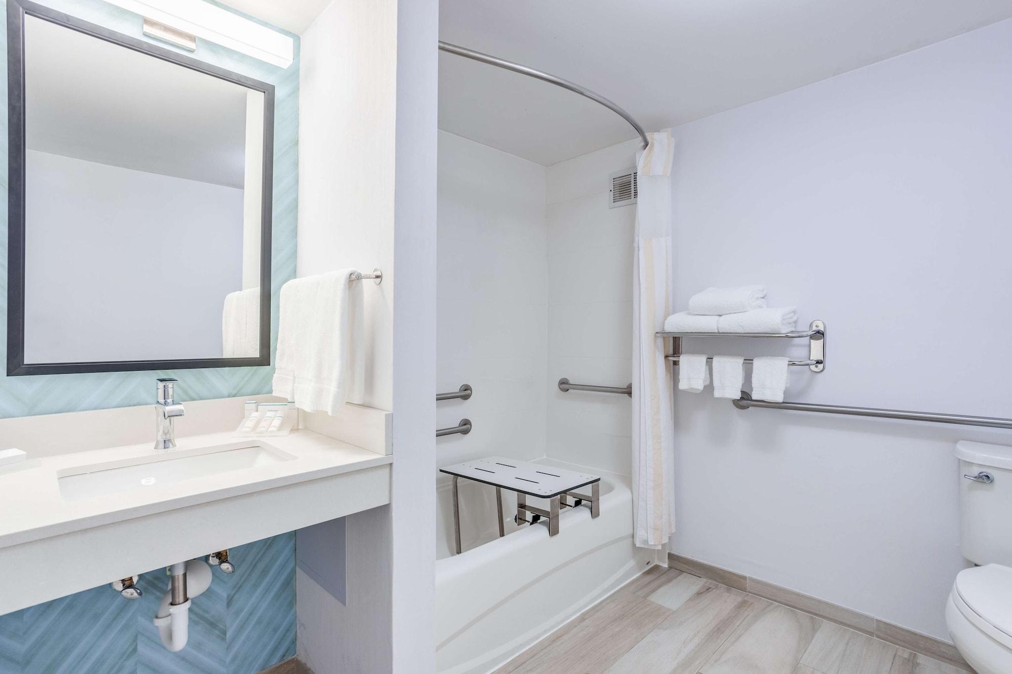 Hilton Garden Inn Cincinnati/Шарънвил Екстериор снимка