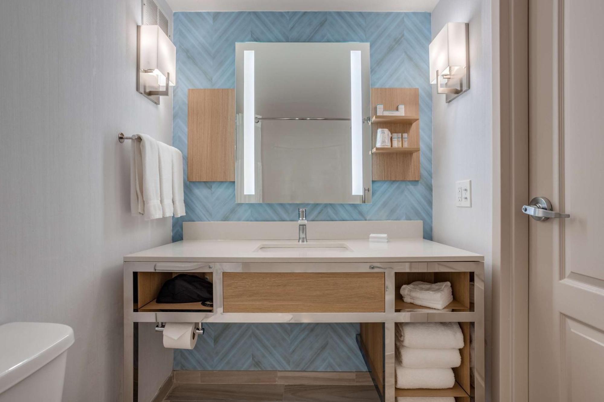 Hilton Garden Inn Cincinnati/Шарънвил Екстериор снимка