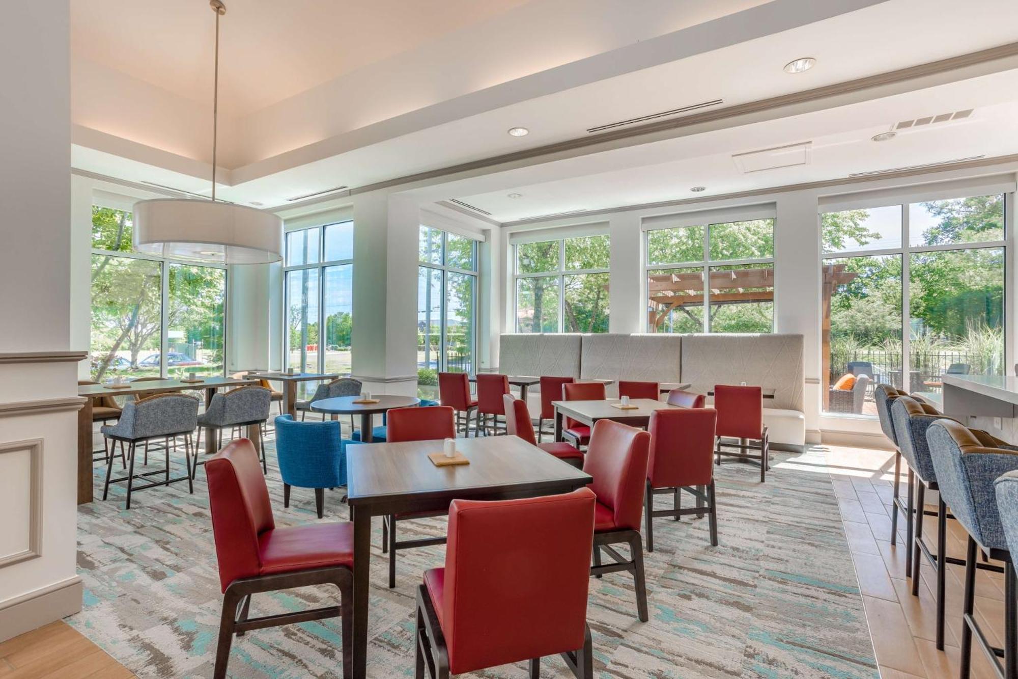 Hilton Garden Inn Cincinnati/Шарънвил Екстериор снимка